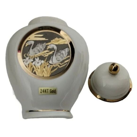 Elegant White Ceramic Ginger Jar w/‎ 24K Gold Trim & Swan Medallion Decorative - Picture 8 of 10